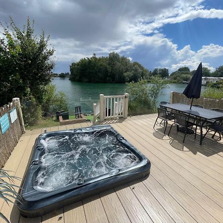Lakeside Retreat 2 With Hot Tub, Private Fishing Peg Situated At Tattershall Lakes Country Park المظهر الخارجي الصورة