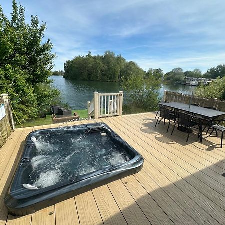 Lakeside Retreat 2 With Hot Tub, Private Fishing Peg Situated At Tattershall Lakes Country Park المظهر الخارجي الصورة