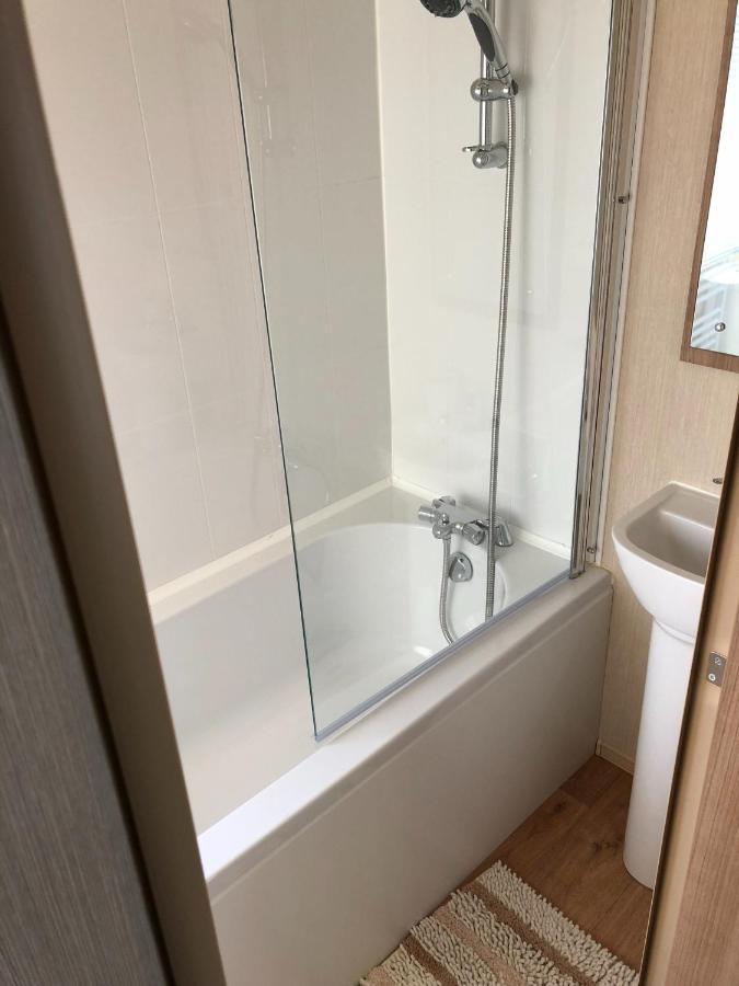 Lakeside Retreat 2 With Hot Tub, Private Fishing Peg Situated At Tattershall Lakes Country Park المظهر الخارجي الصورة