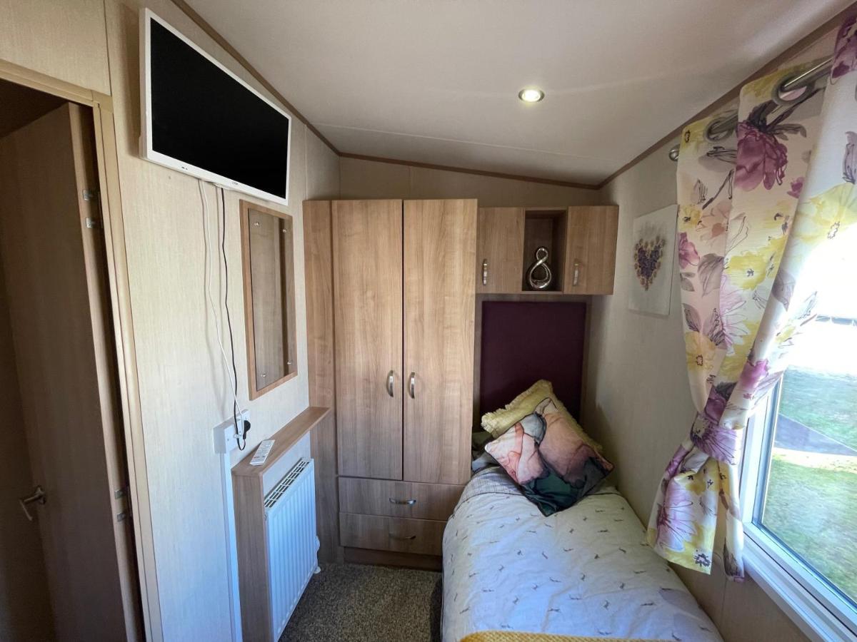 Lakeside Retreat 2 With Hot Tub, Private Fishing Peg Situated At Tattershall Lakes Country Park المظهر الخارجي الصورة
