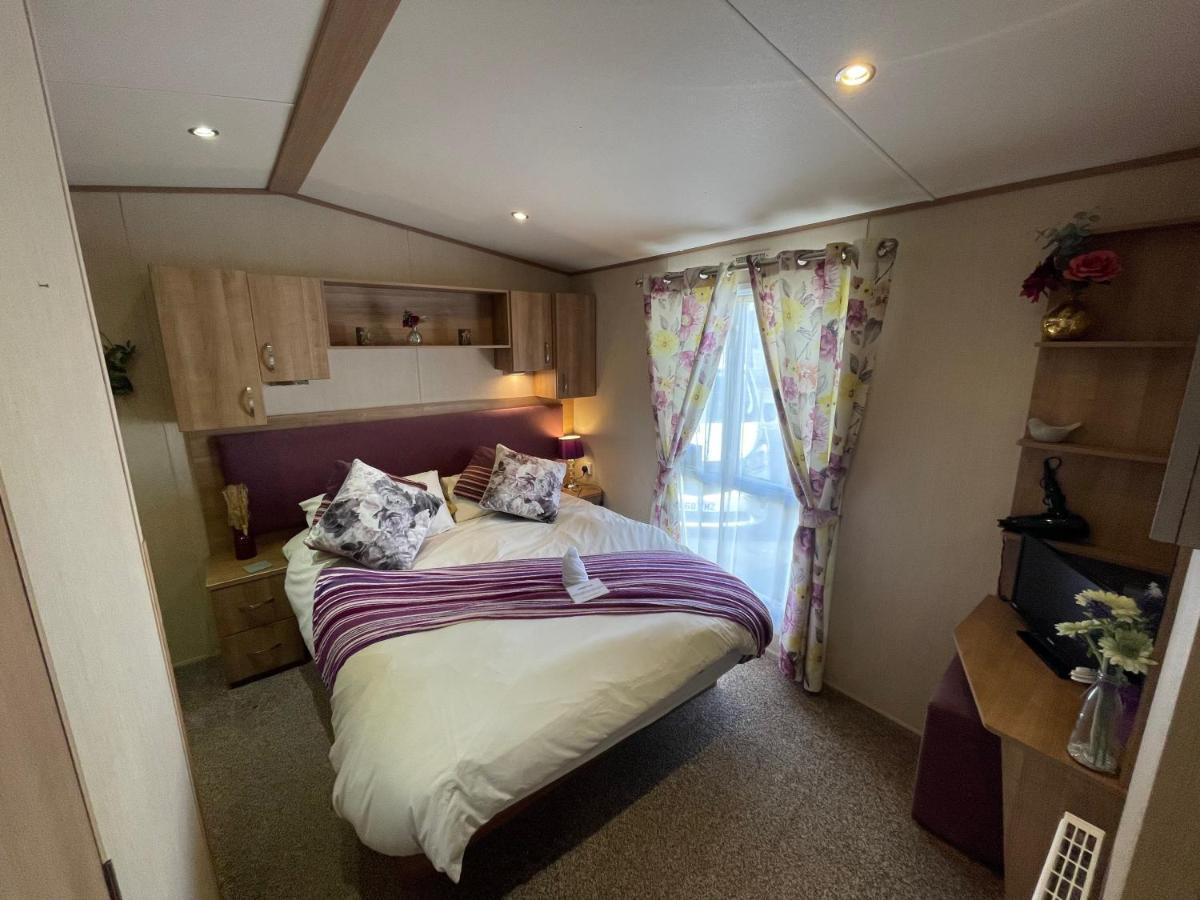 Lakeside Retreat 2 With Hot Tub, Private Fishing Peg Situated At Tattershall Lakes Country Park المظهر الخارجي الصورة
