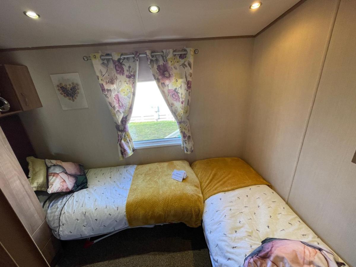 Lakeside Retreat 2 With Hot Tub, Private Fishing Peg Situated At Tattershall Lakes Country Park المظهر الخارجي الصورة