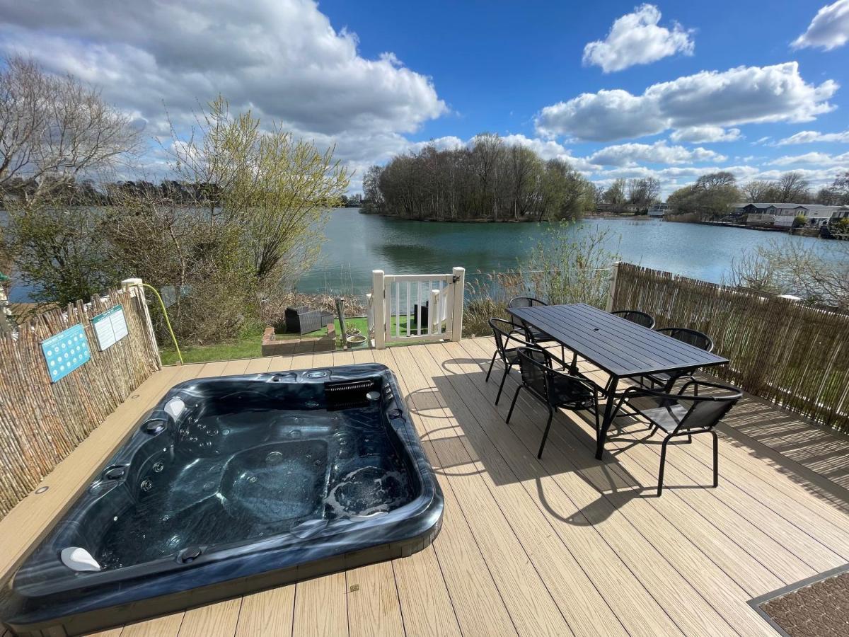 Lakeside Retreat 2 With Hot Tub, Private Fishing Peg Situated At Tattershall Lakes Country Park المظهر الخارجي الصورة