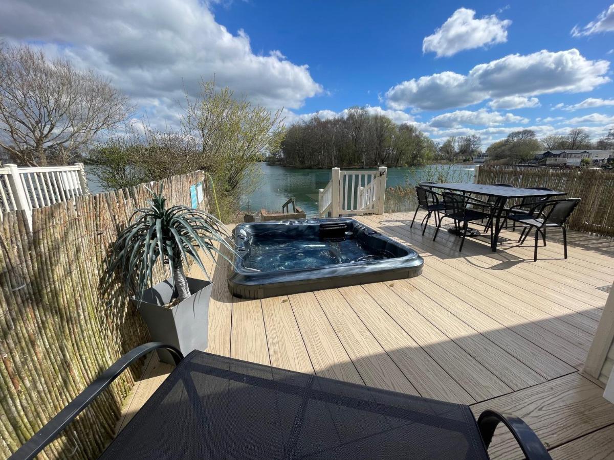 Lakeside Retreat 2 With Hot Tub, Private Fishing Peg Situated At Tattershall Lakes Country Park المظهر الخارجي الصورة