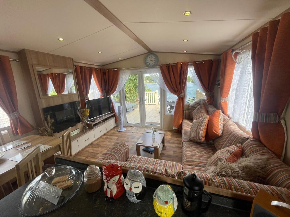 Lakeside Retreat 2 With Hot Tub, Private Fishing Peg Situated At Tattershall Lakes Country Park المظهر الخارجي الصورة