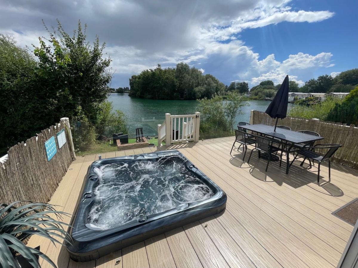 Lakeside Retreat 2 With Hot Tub, Private Fishing Peg Situated At Tattershall Lakes Country Park المظهر الخارجي الصورة
