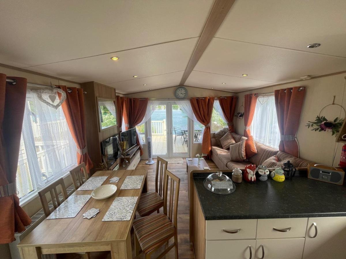 Lakeside Retreat 2 With Hot Tub, Private Fishing Peg Situated At Tattershall Lakes Country Park المظهر الخارجي الصورة
