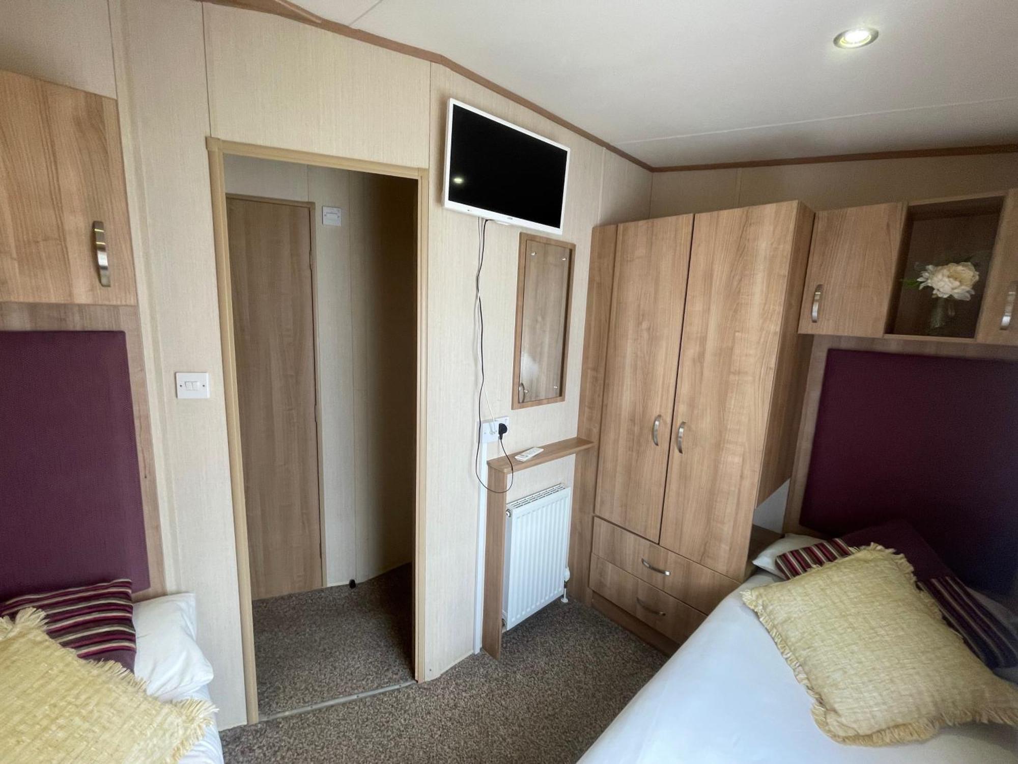 Lakeside Retreat 2 With Hot Tub, Private Fishing Peg Situated At Tattershall Lakes Country Park المظهر الخارجي الصورة