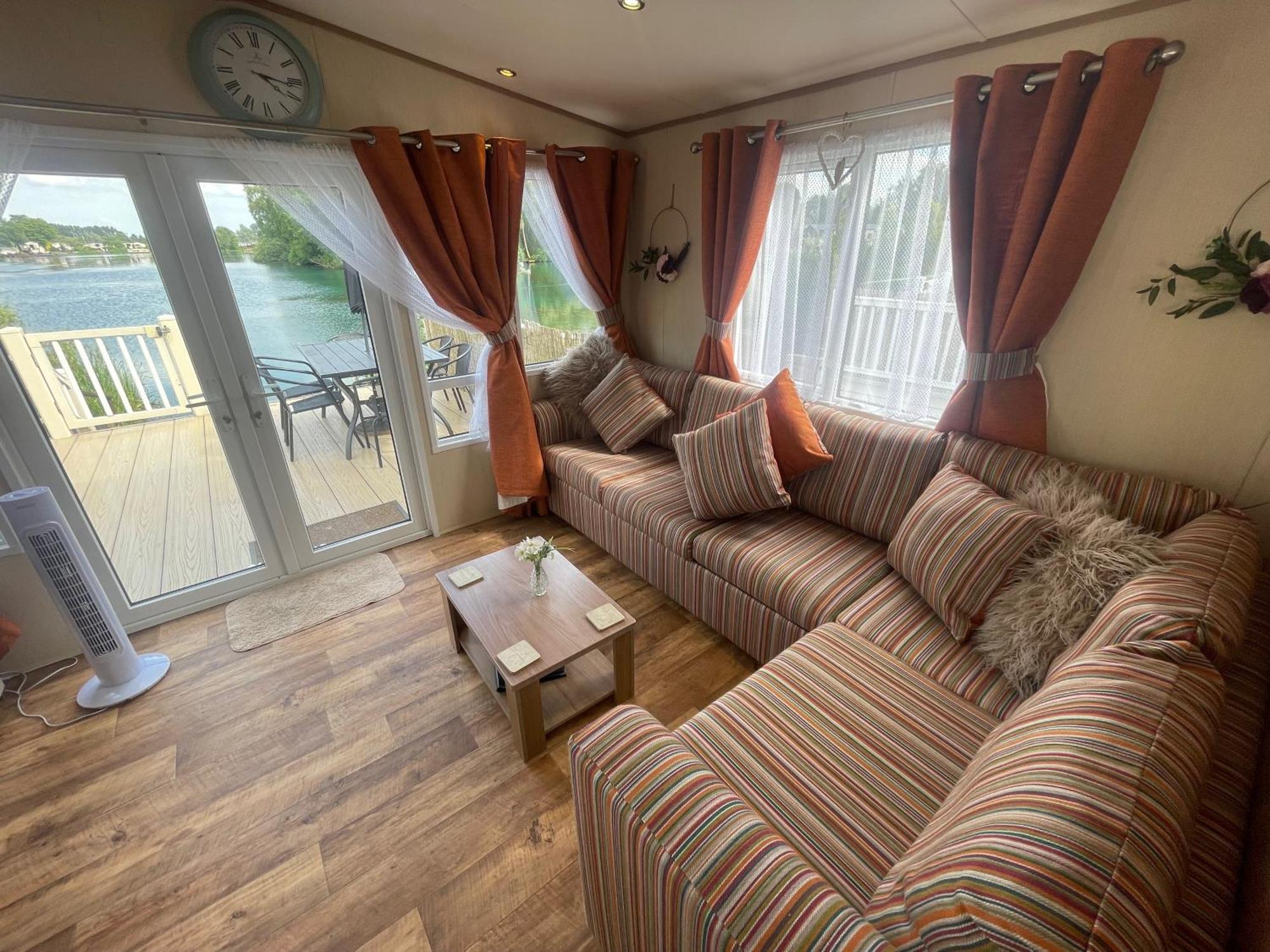 Lakeside Retreat 2 With Hot Tub, Private Fishing Peg Situated At Tattershall Lakes Country Park المظهر الخارجي الصورة