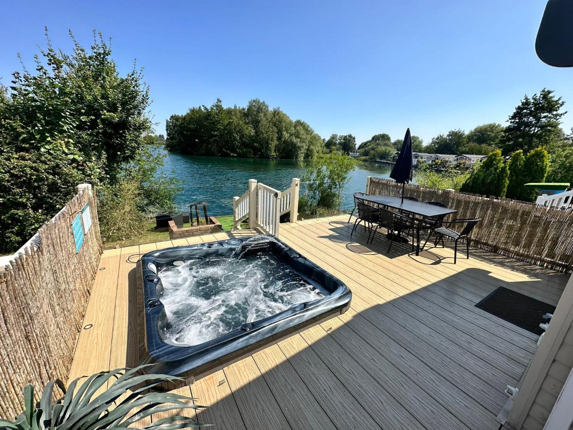 Lakeside Retreat 2 With Hot Tub, Private Fishing Peg Situated At Tattershall Lakes Country Park المظهر الخارجي الصورة