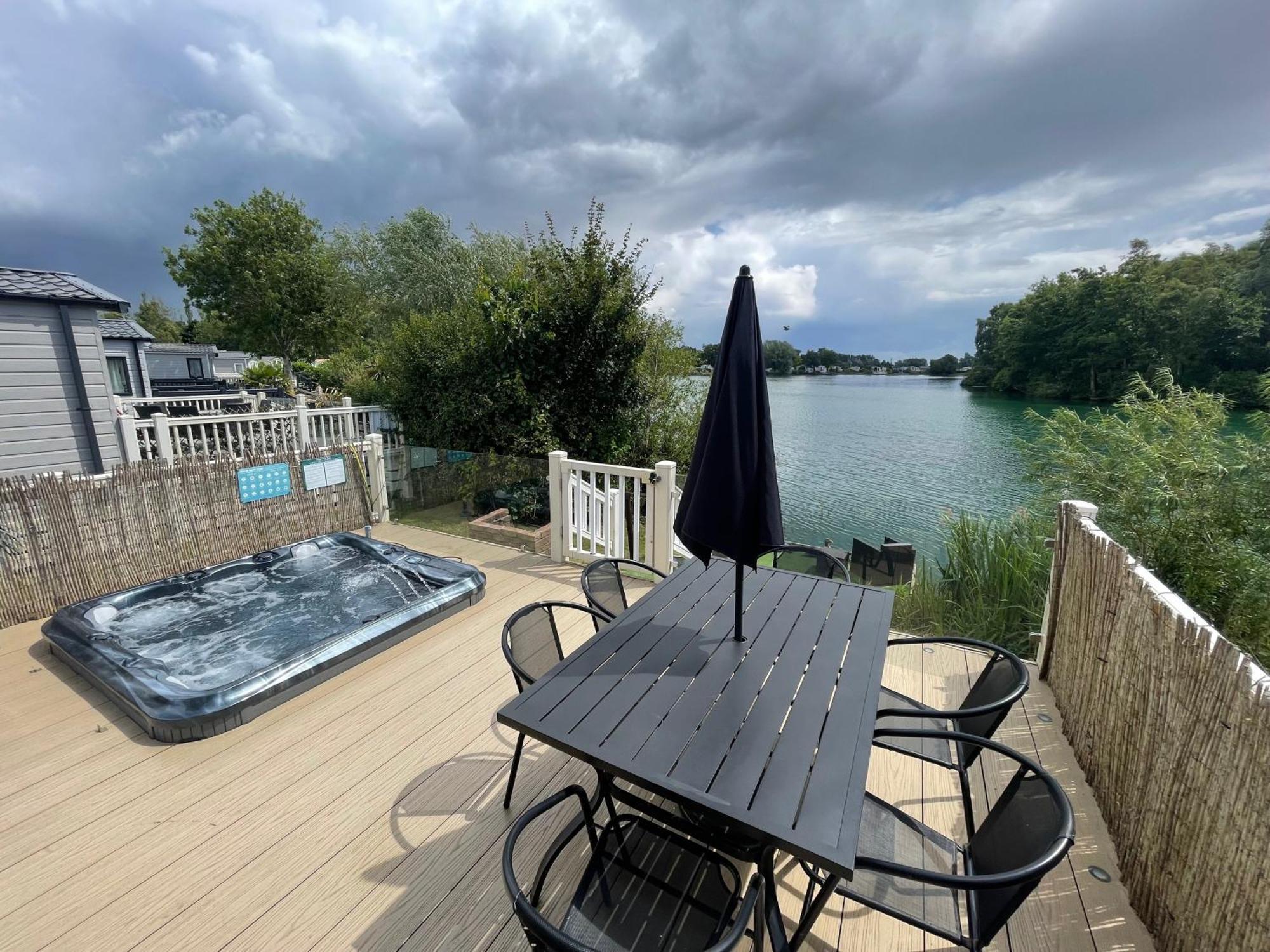 Lakeside Retreat 2 With Hot Tub, Private Fishing Peg Situated At Tattershall Lakes Country Park المظهر الخارجي الصورة