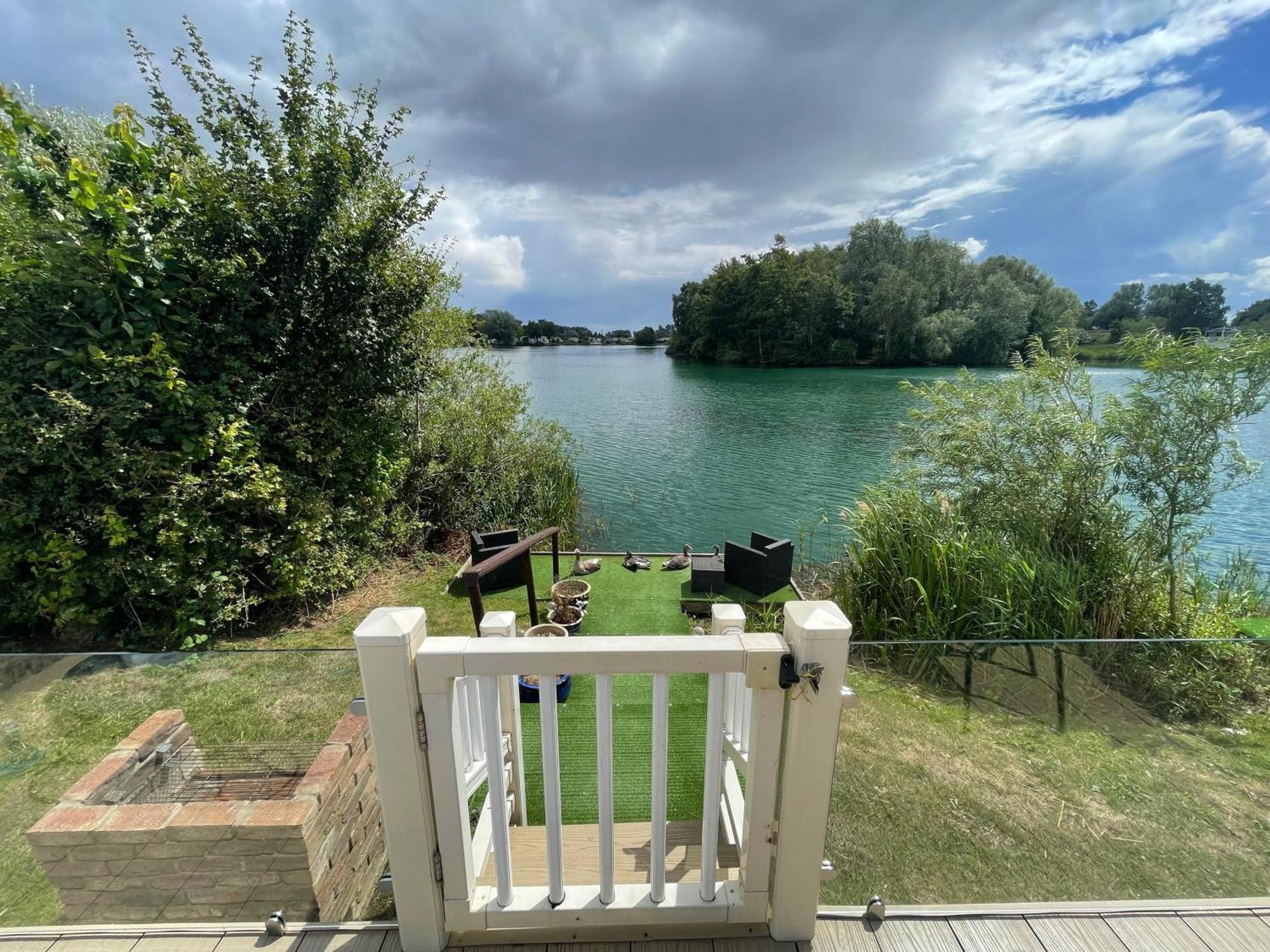 Lakeside Retreat 2 With Hot Tub, Private Fishing Peg Situated At Tattershall Lakes Country Park المظهر الخارجي الصورة
