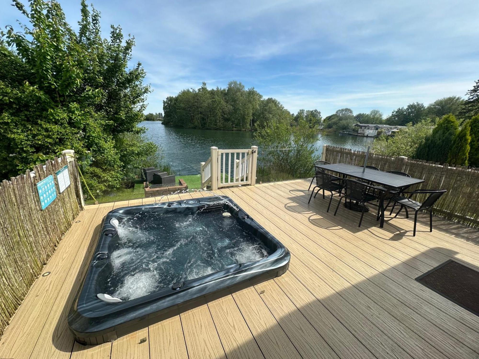 Lakeside Retreat 2 With Hot Tub, Private Fishing Peg Situated At Tattershall Lakes Country Park المظهر الخارجي الصورة
