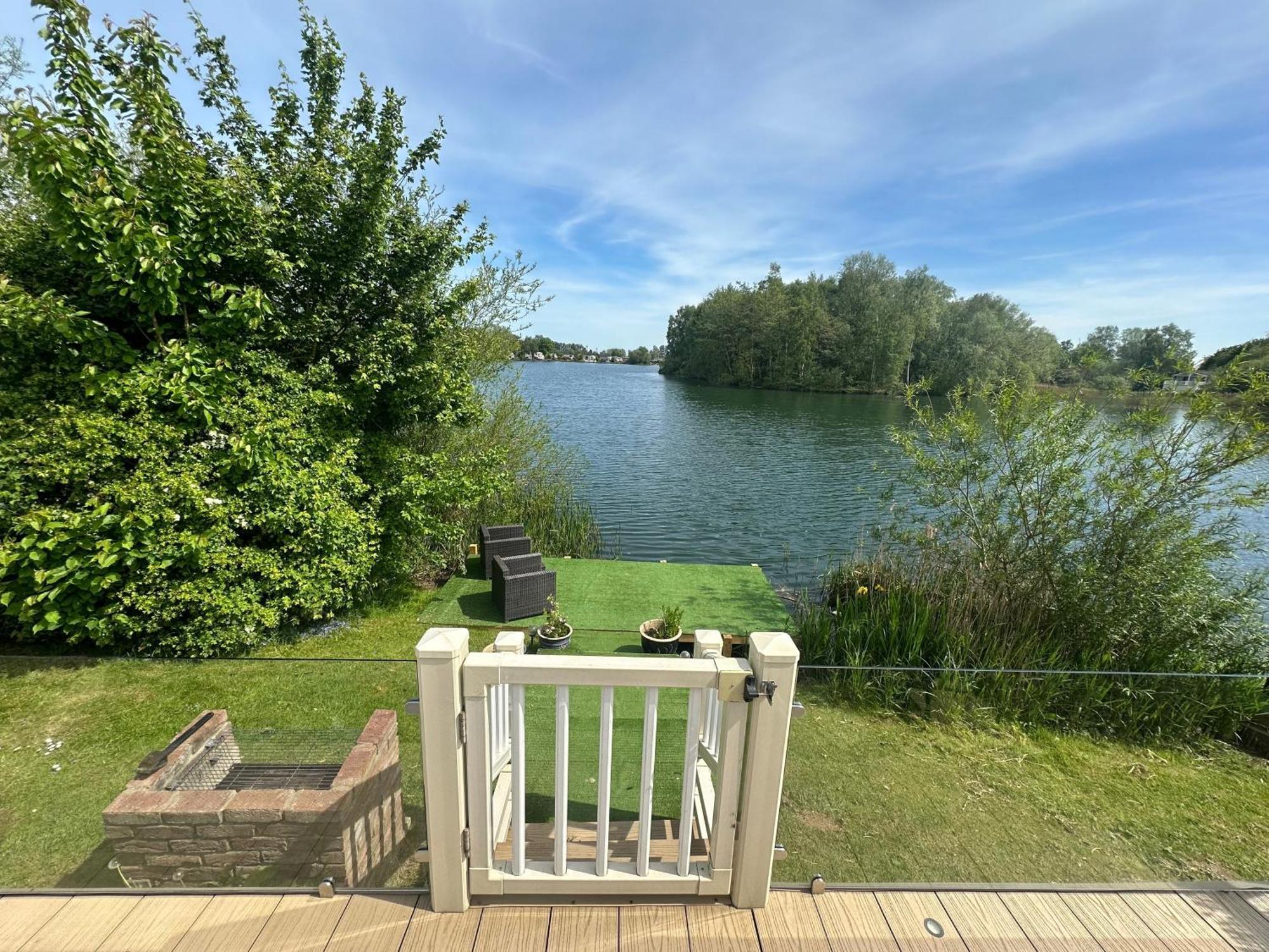 Lakeside Retreat 2 With Hot Tub, Private Fishing Peg Situated At Tattershall Lakes Country Park المظهر الخارجي الصورة
