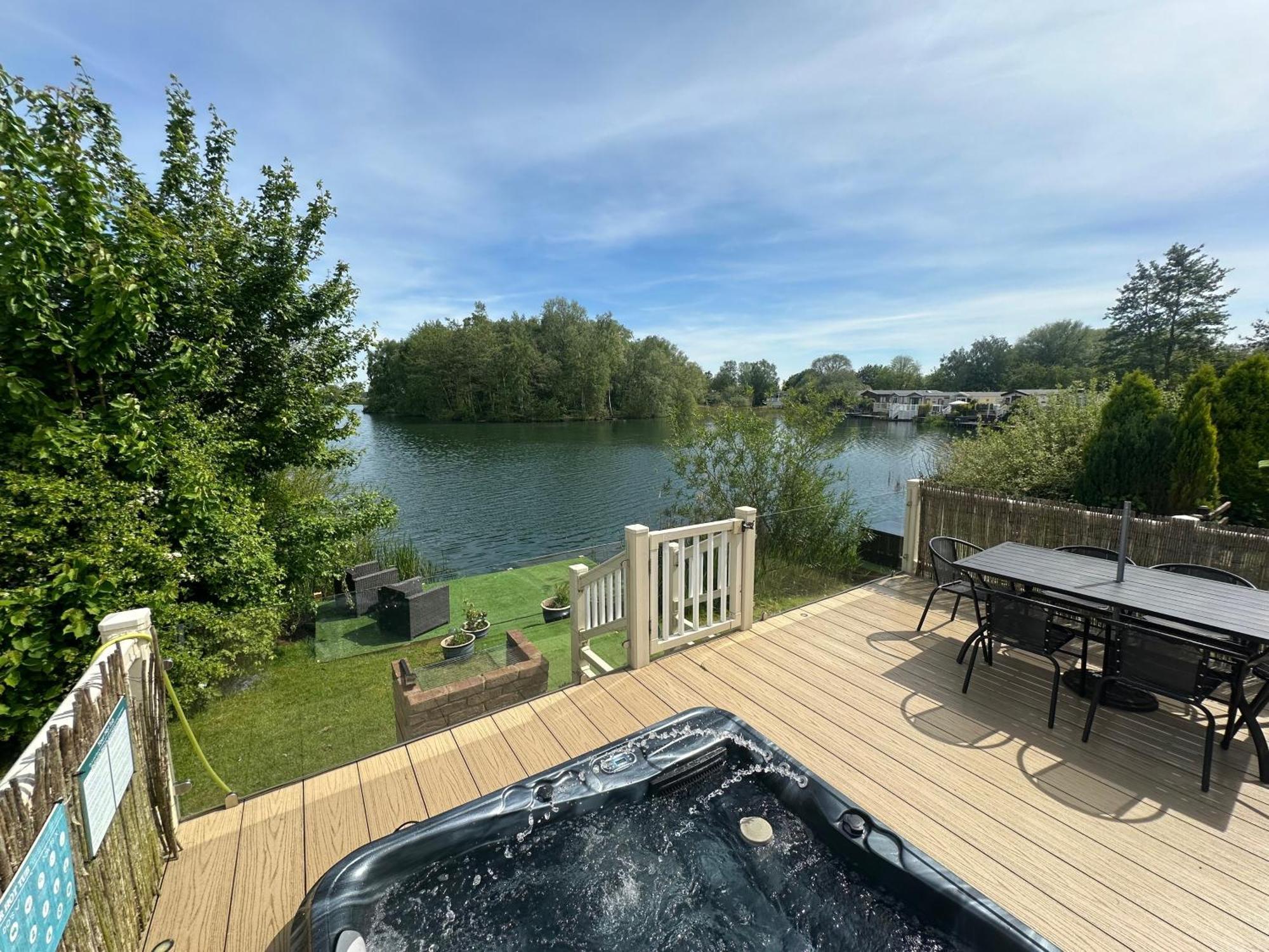 Lakeside Retreat 2 With Hot Tub, Private Fishing Peg Situated At Tattershall Lakes Country Park المظهر الخارجي الصورة